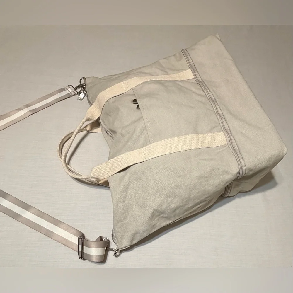 Lo & Sons NWOT Catalina Deluxe Canvas Duffel Tote Bag with Shoe Compartment - Picture 2 of 11